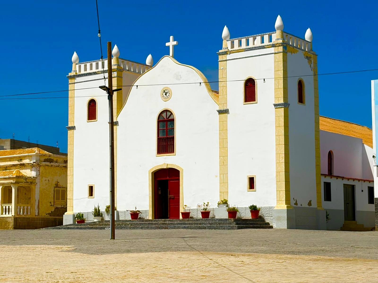 Igreja de Santa Isabel, die weiße Kirche mit zwei Türmen und Uhr am Hauptplatz von Sal Rei