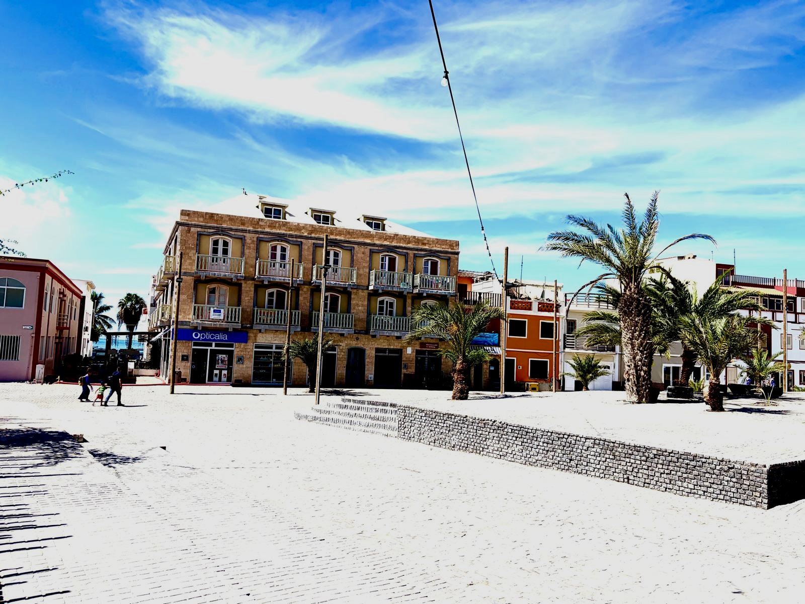 Historisches Gebäude und Palmen am Hauptplatz von Sal Rei, Boa Vista
