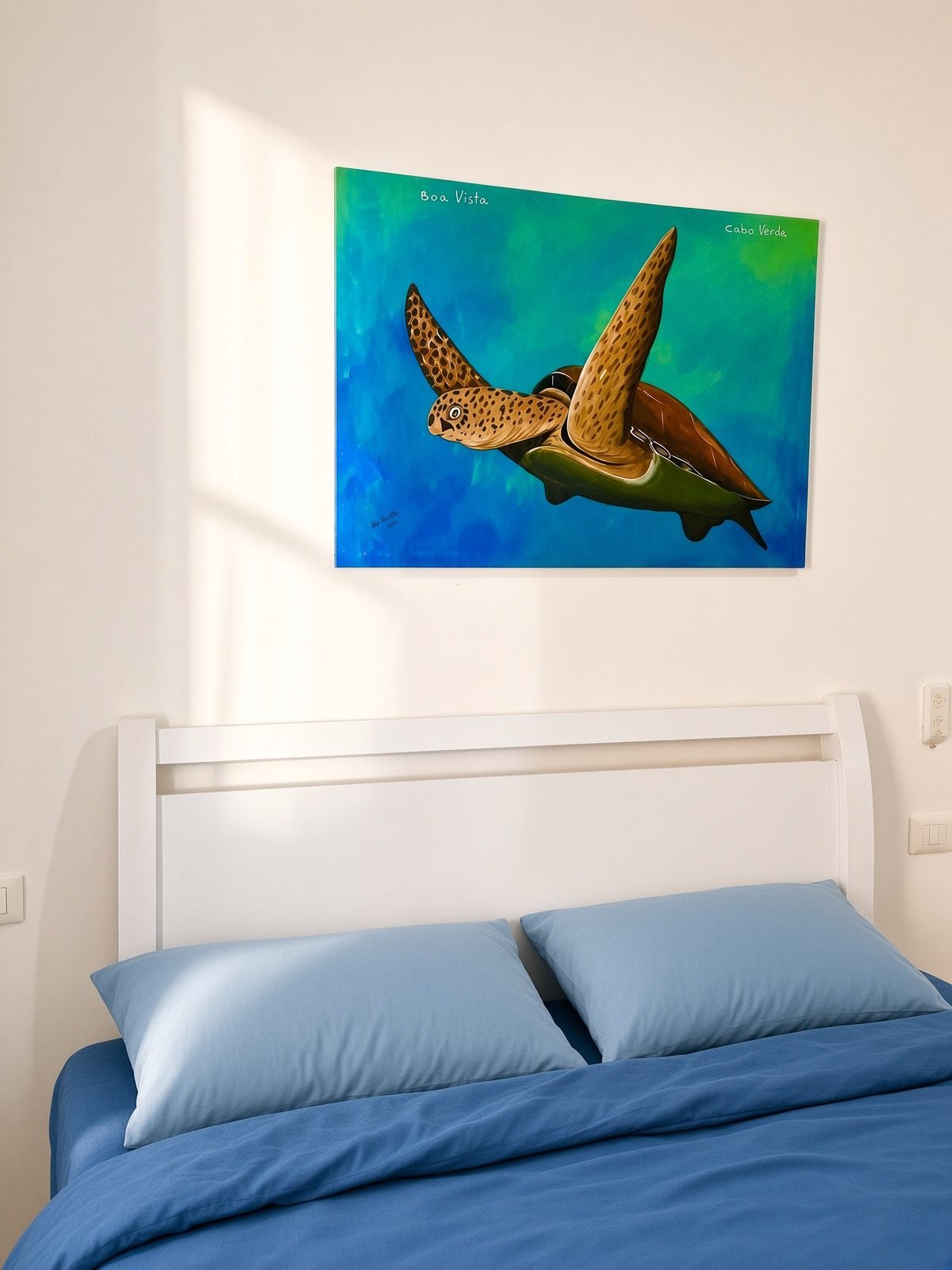 Schlafzimmer mit Gemälde einer Meeresschildkröte
