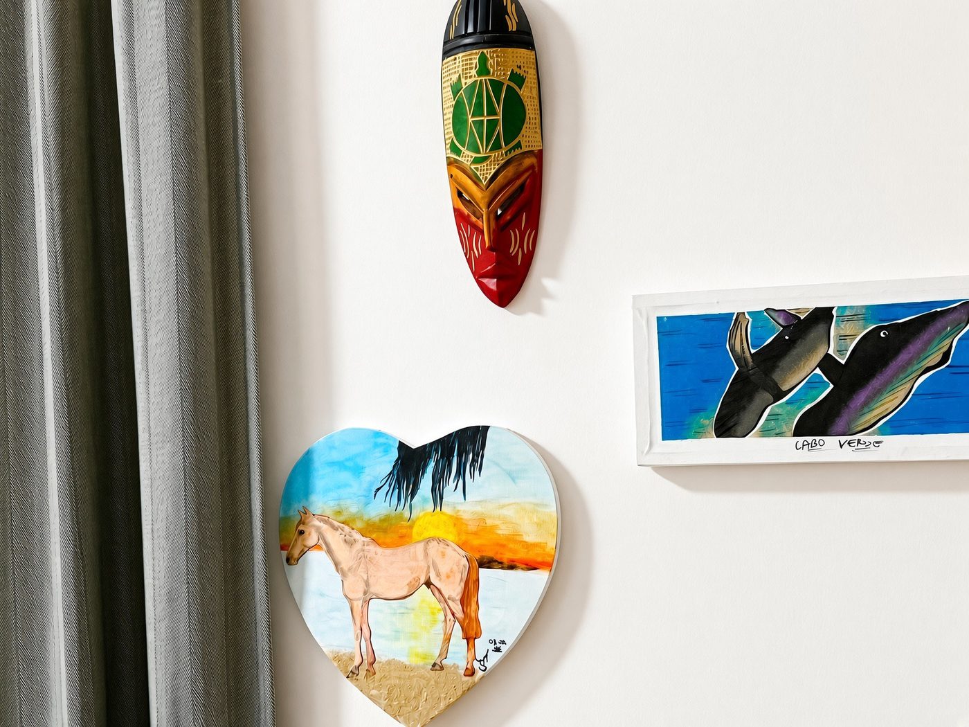Wanddetail mit Maske, Pferde-Herz und Walbild