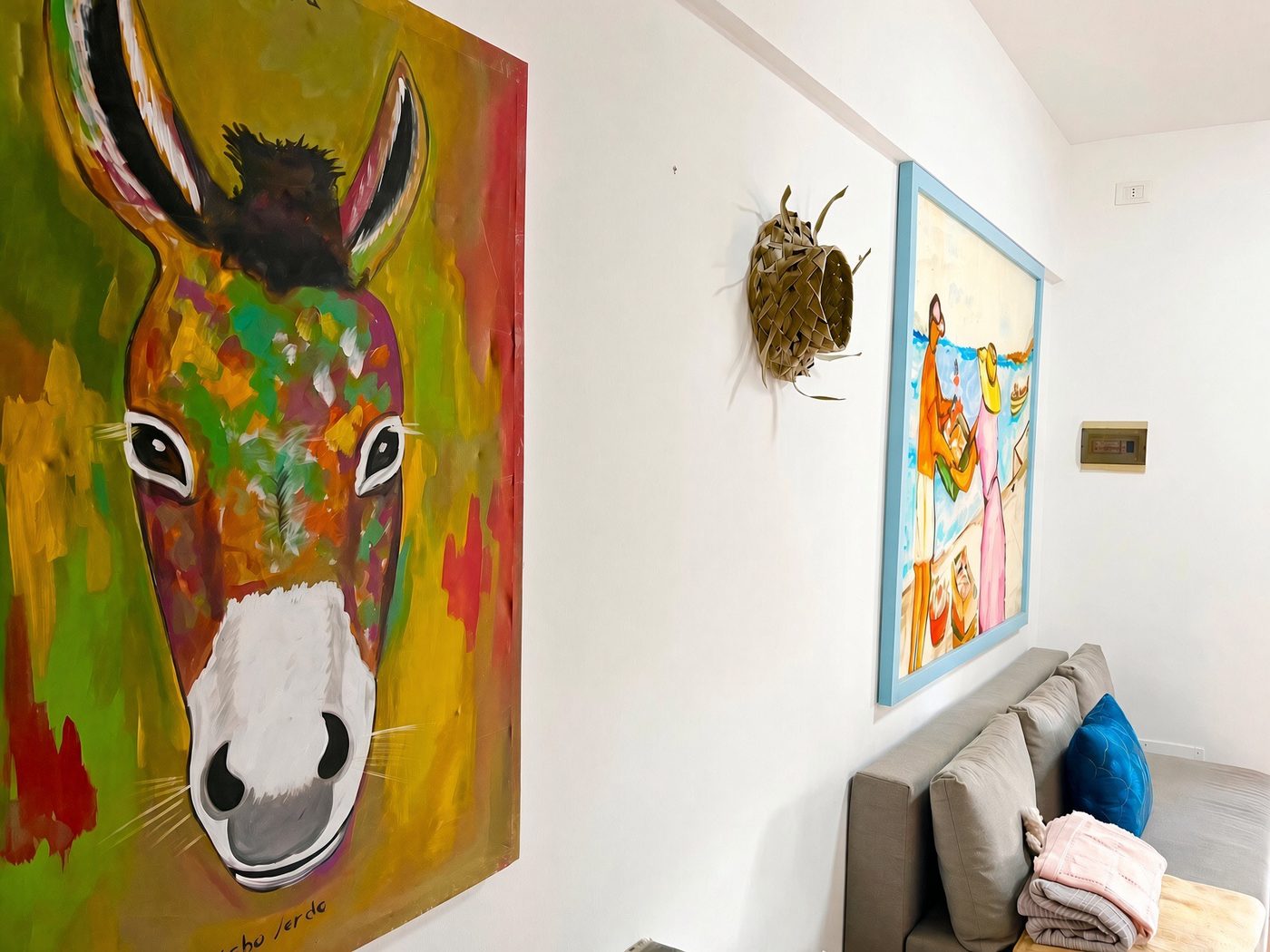 Wohnbereich mit Esel-Bild und Sofa